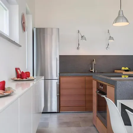 Amazing In With House Sea View דירה